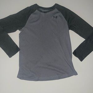 Under Armour Kids Long Sleeve Shirt in Gray and Black